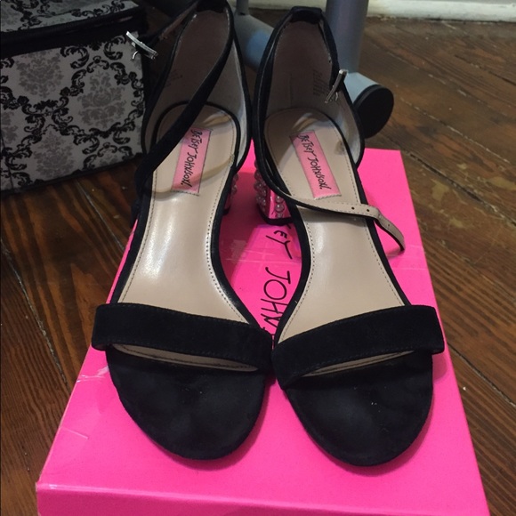 Sandals - Picture 1 of 2